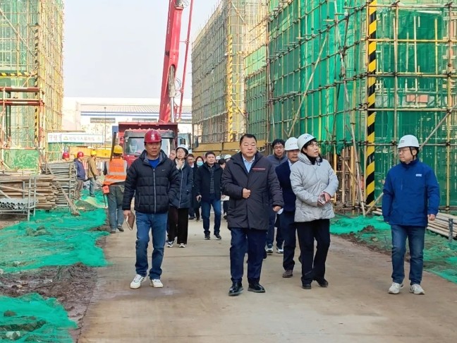 PT视讯(中国区)官网股份董事长邢雅江携经营管理团队一行对草堂建设项目施工现场进行视察